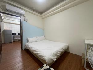 Un dormitorio pequeño con una cama en una habitación. en 羅東二房電梯包棟近火車站, en Luodong