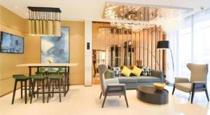 un salon avec un canapé et une table dans l'établissement City Comfort Inn Wuhan Huangpi Xiangyang Avenue Panlong, à Wuhan