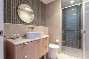 Vannituba majutusasutuses Stunning 1-Bed Bayside Apartment with Superb Views +7 fotot