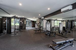 einen Fitnessraum mit mehreren Laufbändern und Maschinen in der Unterkunft Panoramic Lake View 2-Bed with Pool, Gym and BBQ in Belconnen
