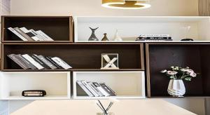 ein weißes Regal mit einer Vase mit Blumen darauf in der Unterkunft City Comfort Inn Nanchang Fuxing Avenue East Metro Station Xiaolan in Xiaolancun + 64 Fotos