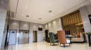 eine Lobby mit Stühlen und einem Sofa in einem Gebäude in der Unterkunft City Comfort Inn Nanchang Fuxing Avenue East Metro Station Xiaolan in Xiaolancun