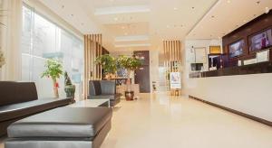 a large living room with couches and plants at City Comfort Inn Liuzhou The Mixc Xijiang Road in Liuzhou