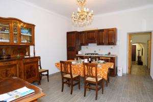 A kitchen or kitchenette at Medieval House