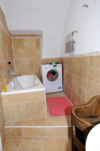 A bathroom at Medieval House Még 35 kép