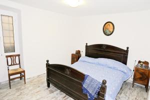 A bed or beds in a room at Medieval House