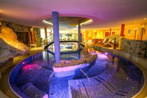 Der Swimmingpool an oder in der Nähe von BelArosa Suiten & Wellness