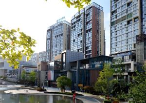un groupe de grands immeubles dans une ville dans l'établissement City Comfort Inn Guiyang North High Speed Railway Station, à Guiyang