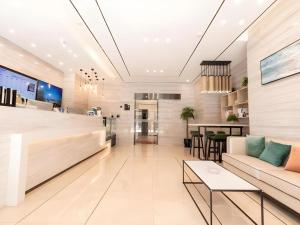 un salon avec un canapé et une table dans l'établissement City Comfort Inn Hefei Mingzhu Square Fanhua Avenue, à Hefei