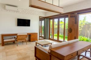 a living room with a couch and a table at Medewi Surf Villa Luxury in Airsatang