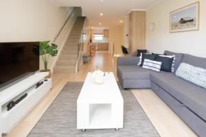 Μια τηλεόραση ή/και κέντρο ψυχαγωγίας στο Generous 2-Bed Townhouse With A Private Balcony