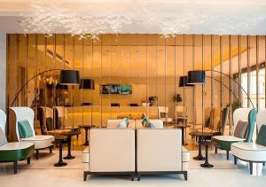 ein Restaurant mit weißen Stühlen und Tischen und gelben Wänden in der Unterkunft City Comfort Inn Suzhou Zhangjiagang Jingang Changjiang Xi Road in Xiwujieqiao