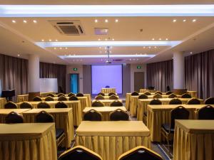 a conference room with chairs and a projection screen at City Comfort Inn Lingshui Central Avenue Bus Station in Lingshui