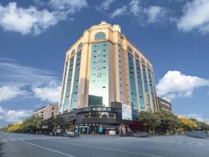 ein großes Gebäude am Straßenrand in der Unterkunft Xana Hotelle Nanchang Tengwang Pavilion Wanshougong in Nanchang