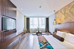 TV a/nebo společenská místnost v ubytování James Joyce Coffetel Jilin Railway Station Fortune Plaza