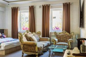 un salon avec deux chaises et un canapé dans l'établissement Solief Hotel, à Tachkent