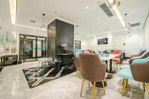 ein Zimmer mit Tisch und Stühlen und ein Esszimmer in der Unterkunft Xana Hotelle Tianjin Binjiang Road Heping Road Metro Station Quanyechang in Tianjin