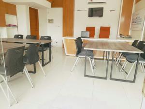 Spacious 2-Bedroom Apartment with Terrace & Multiple Bathrooms في Dargai: غرفة بها طاولات وكراسي في غرفة