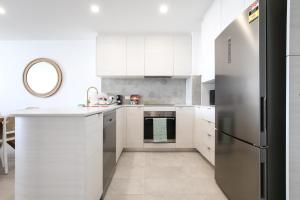 Köök või kööginurk majutusasutuses Superb 2-Bed Apartment with Scenic Bay Views +10 fotot