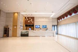a lobby of a hotel with a reception desk at City Comfort Inn Hengyang Shigu Shuyuan in Hengyang