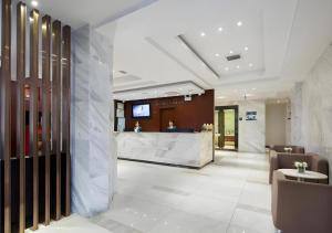 eine Lobby eines Hotels mit einer Rezeption in der Unterkunft City Comfort Inn Changsha Xiangya Affiliated 2nd Hospital Yuanjialing Metro Station in Changsha