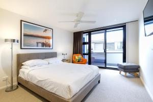 une chambre avec un lit et une grande fenêtre dans l'établissement 2-Bedroom Apartment in the Heart of Batemans Bay, à Batemans Bay 9 autres photos