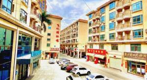 une rue de la ville avec des voitures garées et des bâtiments dans l'établissement City Comfort Inn Yangjiang High-tech Zone Pinggang, à Yangjiang