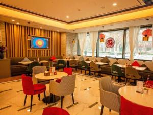 Μια τηλεόραση ή/και κέντρο ψυχαγωγίας στο Jinjiang Inn Select Shihezi East Ring Road