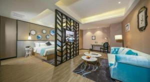 ein Hotelzimmer mit einem Bett und einer Couch in der Unterkunft Xana Lite Hotelle Yan'an Baota Mountain in Yan'an