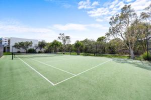una imagen de una pista de tenis en Beachside 3-Bed with BBQ, Pool, Gym & Tennis Court, en Marcoola
