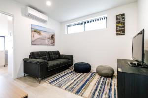 Televiisor ja/või meelelahutuskeskus majutusasutuses Glorious 2-Bed with Waterside Balcony Views +12 fotot