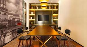 une salle à manger avec une table et des chaises et une télévision dans l'établissement City Comfort Premier Hotel Wuhan Wangjiawan Hanyang Bus Station Metro Station, à Wuhan