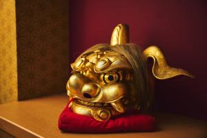 een gouden olifantenbeeld op een tafel bij The Kabuki-do Inn Haneda in Tokyo