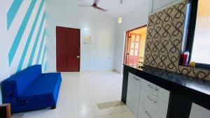 Μια τηλεόραση ή/και κέντρο ψυχαγωγίας στο 1Bhk URA Apartment Candolim +7 φωτογραφίες