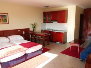 Postel nebo postele na pokoji v ubytování Apartments Vila Kristina