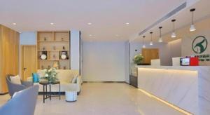 - une cuisine avec un comptoir et une table dans une pièce dans l'établissement GreenTree Esports Hotel Qingdao Licang District Wanda, à Laoshan