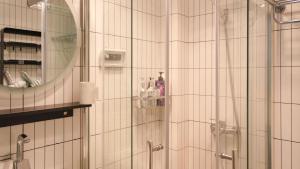 ein Badezimmer mit Dusche und Spiegel in der Unterkunft Fanhua Life IN Nanjing West Road Store 1 in Shanghai + 63 Fotos