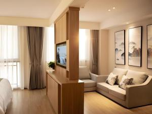 Μια τηλεόραση ή/και κέντρο ψυχαγωγίας στο Green Tree Inn Fuyang Funan County Tianzhu Square