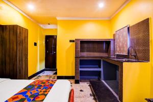 Una televisión o centro de entretenimiento en Hotel GP Stays 16 fotos más