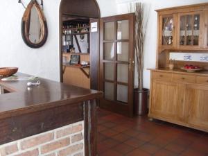 eine Küche mit Arbeitsplatte und Tür in einem Zimmer in der Unterkunft Hotel Spitze Warte in Rüthen