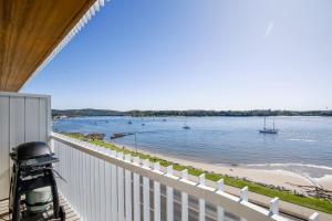 balcón con vistas a la playa y al agua en Exquisite 1-Bed Apartment with Bay Views, en Batemans Bay