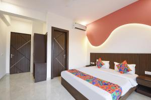 Ένα ή περισσότερα κρεβάτια σε δωμάτιο στο Hotel Royal Residency