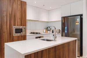 Köök või kööginurk majutusasutuses 1-Bed with Amazing Views, Pool, Gym, BBQ & Parking