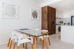 Köök või kööginurk majutusasutuses 1-Bed with Amazing Views, Pool, Gym, BBQ & Parking