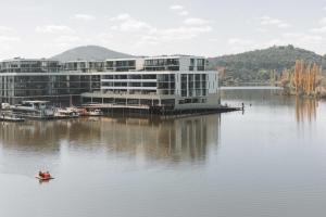 un bâtiment sur un lac avec un bateau dans l'eau dans l'établissement Stunning 1-Bed Above Foreshore with Water Views, à Kingston 