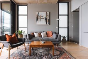 un salon avec un canapé et une table dans l'établissement Stunning 1-Bed Above Foreshore with Water Views, à Kingston 