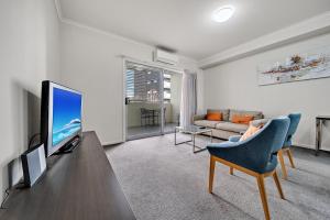 Μια τηλεόραση ή/και κέντρο ψυχαγωγίας στο Comfy 2-Bed Near the Lake with Secure Parking