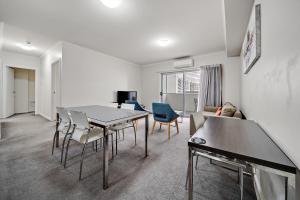 Μια τηλεόραση ή/και κέντρο ψυχαγωγίας στο Comfy 2-Bed Near the Lake with Secure Parking