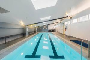 una gran piscina en un edificio en Center 1-Bed with Sauna, Gym, BBQ & Parking, en Canberra