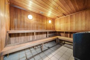 una sauna vacía con paredes y bancos de madera en Center 1-Bed with Sauna, Gym, BBQ & Parking, en Canberra